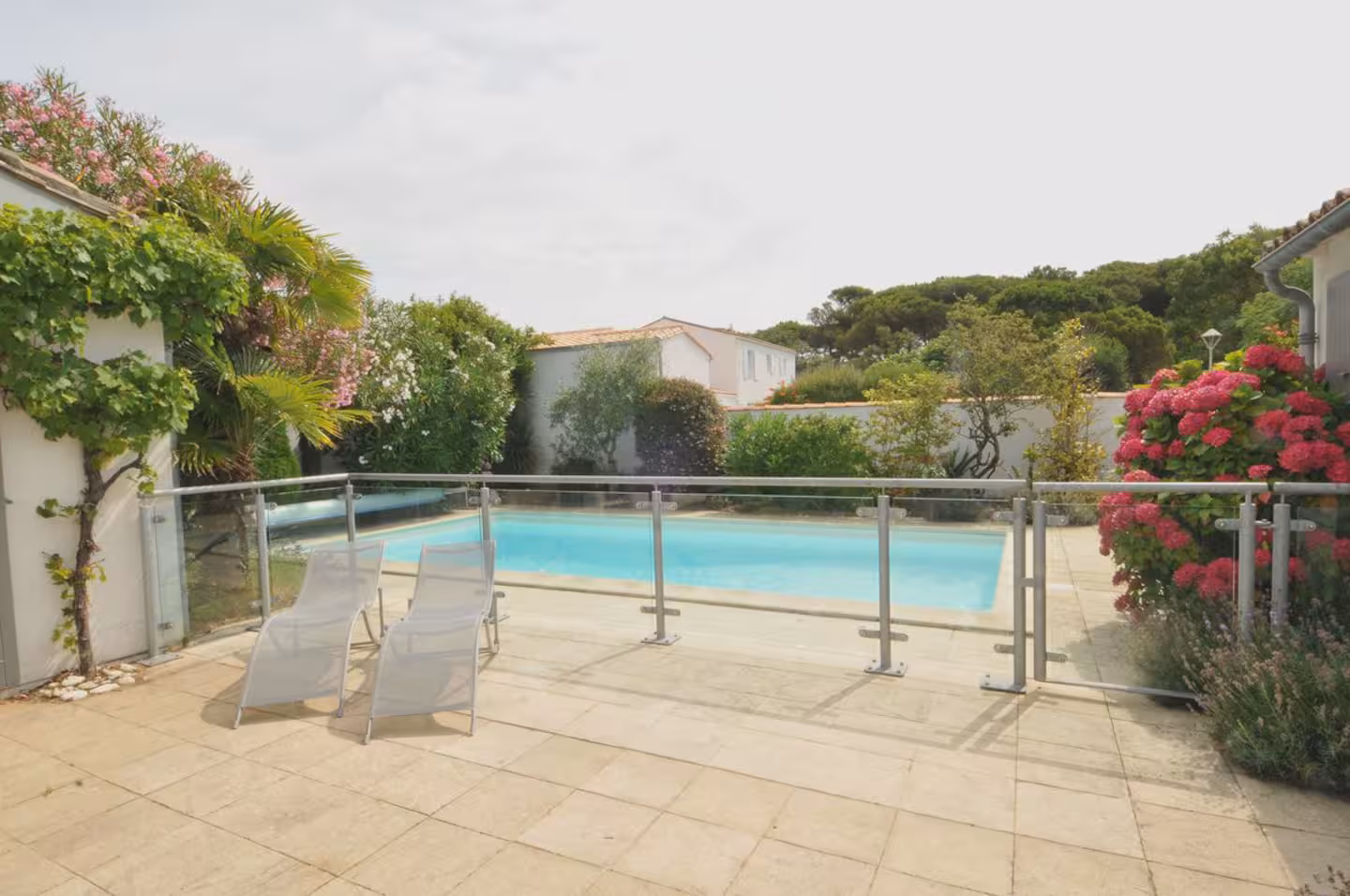 Terrace, pool and garden at the Rétais house