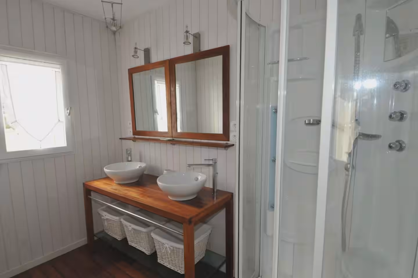 Master ensuite bathroom